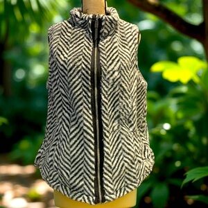 Reversible Black and White Warm Puffer Vest